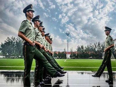 一个合成师有多少人,能在部队中当上师长的,都需要什么条件?