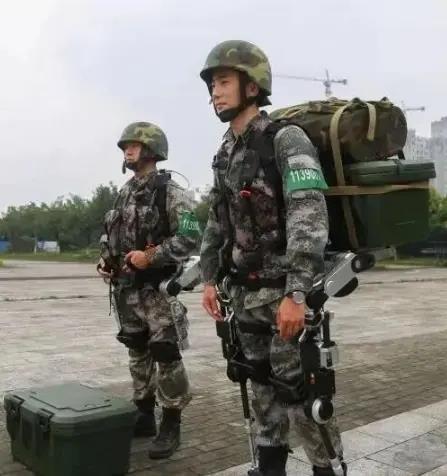 解放军陆军士兵身穿机械外骨骼