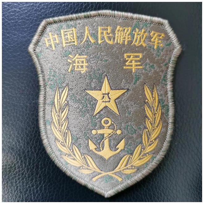 除了暗化处理,还加入了迷彩这组图可以清晰看到海军臂章,胸标,海军